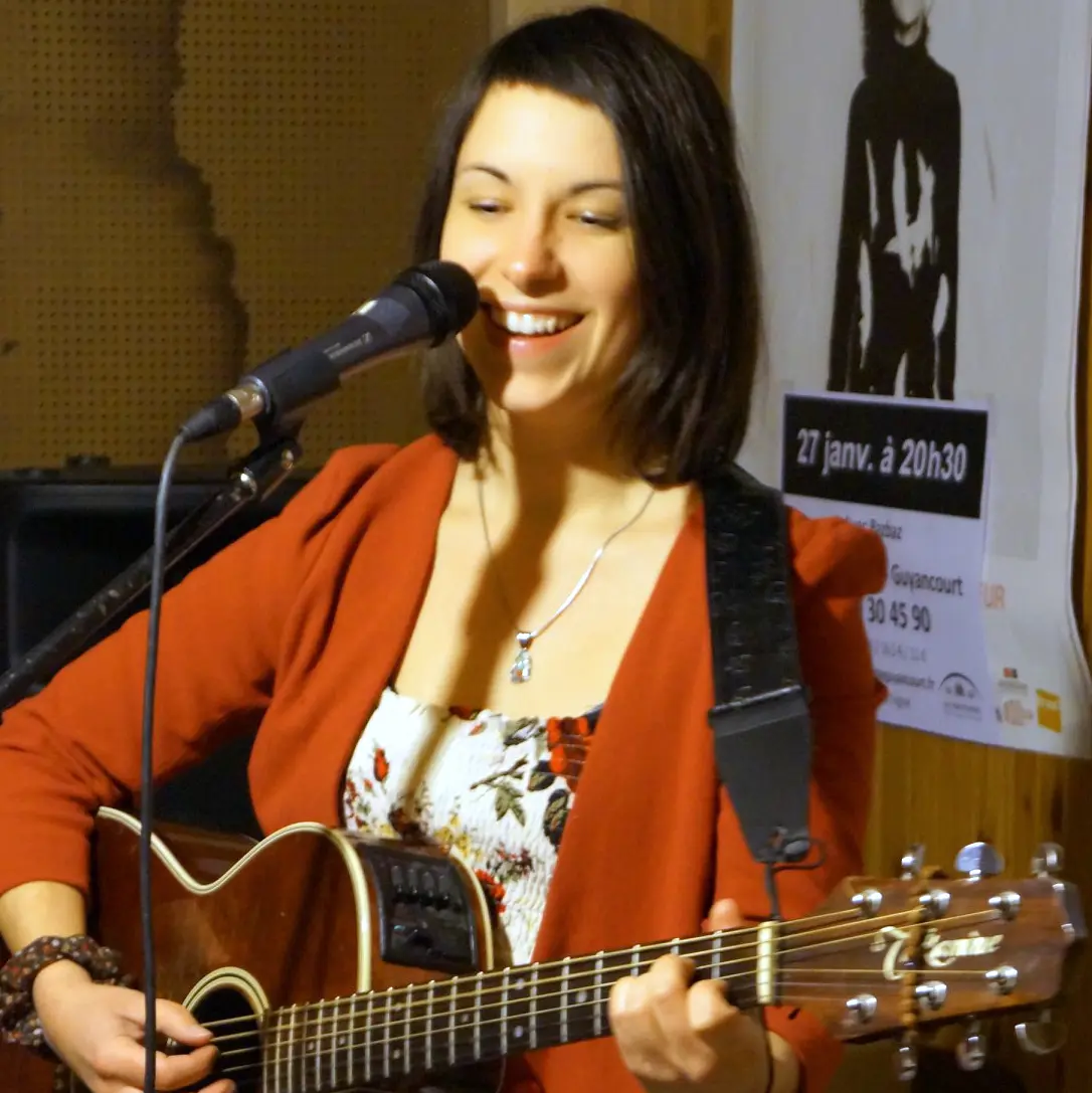 La chanteuse Rachel Kelly en live avec sa guitare acoustique
