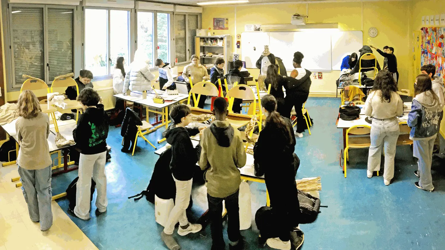 "Assemblage" : Groupes d'élèves en travaux pratiques en cours d'arts plastiques niveau collège arts plastiques cours collège élèves pratique assemblage