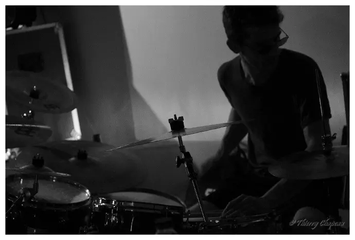 Photo en session d'enregistrement au studio Tempo Loco clair obscur batterie cymbale tom batteur photo live enregistrement studio